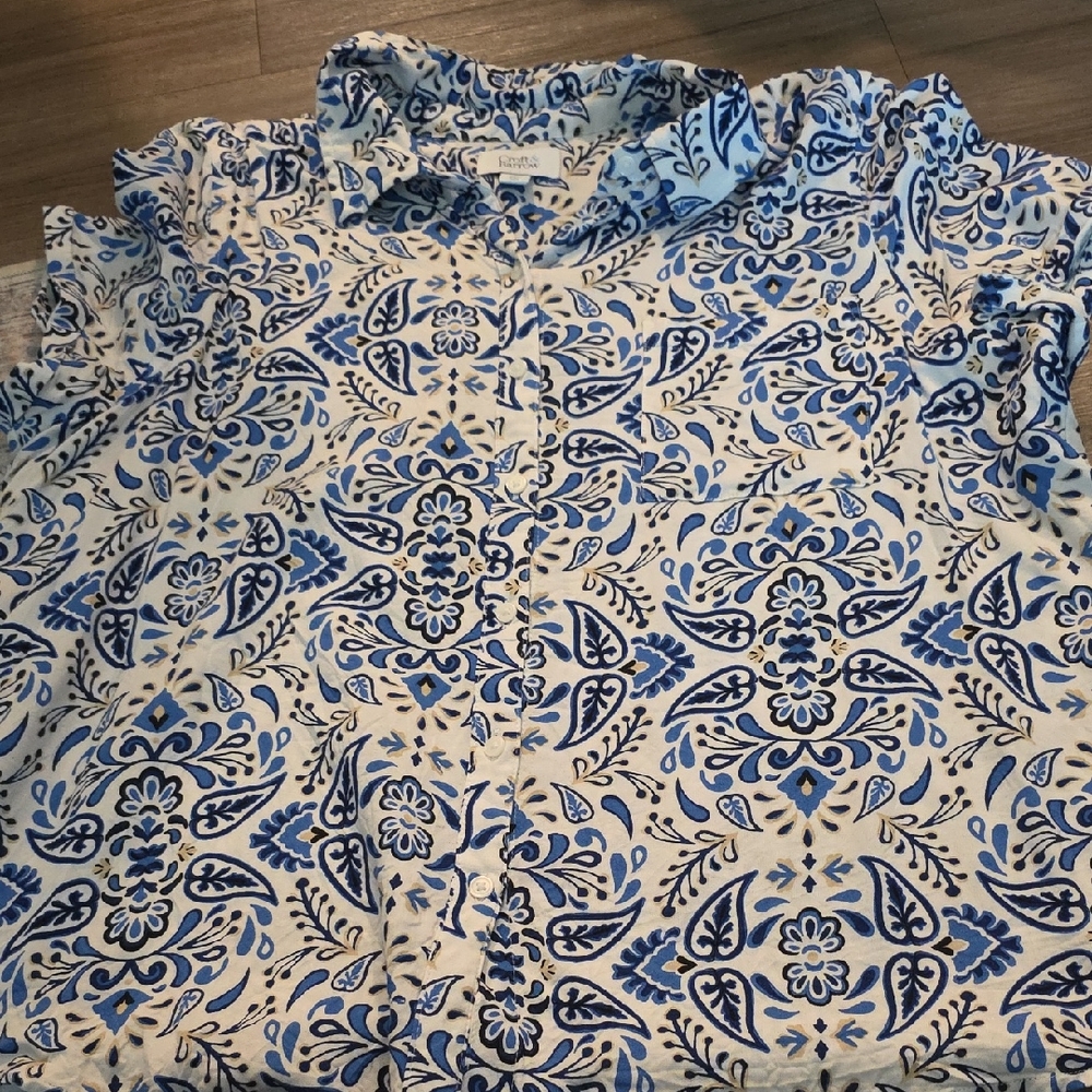 Croft & Barrow Blue and White Patterned Button Down Shirt